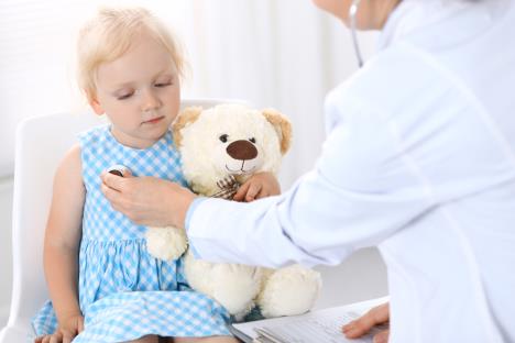 Devojčica sa plišanim medom na pregledu kod doktora