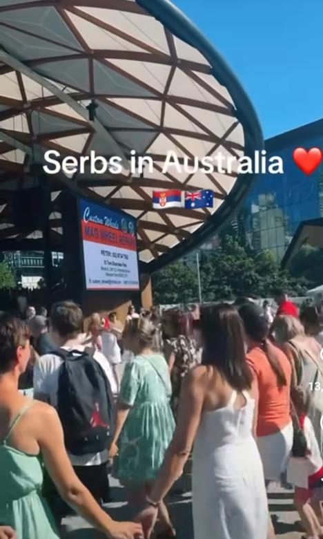 Srbi igraju kolo u Australiji 2.jpg