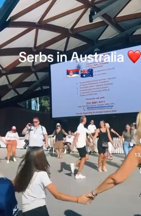 Srbi igraju kolo u Autraliji 1.jpg