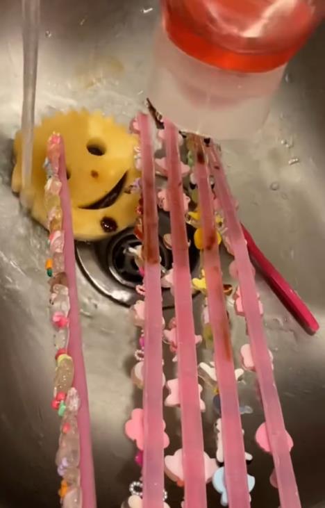 Ljudi su skandalizovani načinom na koji ih čisti