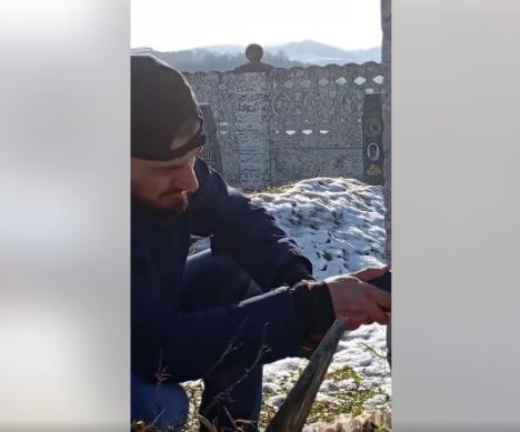 Fahrudin skida ime bivđe žene sa očevog spomenika.jpg