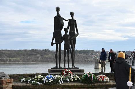 Novi Sad venci spomenik.jpg