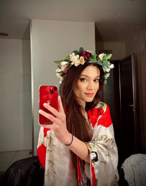Ksenija Repić sa vencem na glavi i kimonou