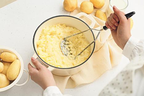337379_mrcvarenje-pire-krompira-stockphotowomanpreparingtastymashedpotatoesonlightbackgroundcloseup2069068031_ls.jpg