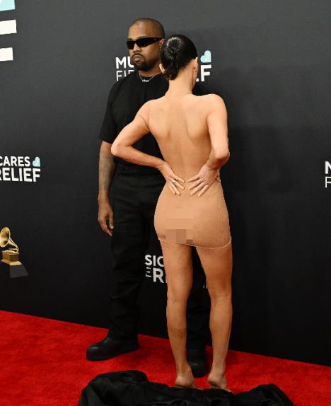 Bjanka Ćensori gola na dodeli Gremi nagrada 2025