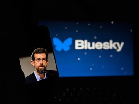 Džek Dorsi i bluesky logo na ekranu