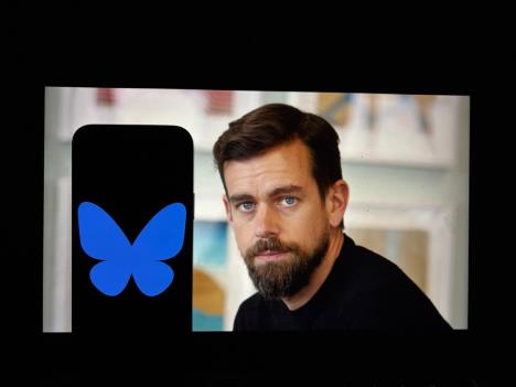 Džek Dorsi i bluesky logo na telefonu