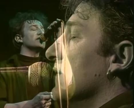 Prljavo kazalište izvodi pesmu Tu noć kad si se udavala