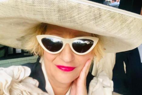Isidora Bjelica sa šeširom i sunčanim naočarima