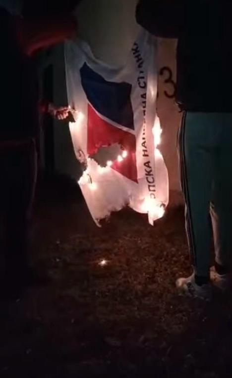 Zapaljena zastava.jpg