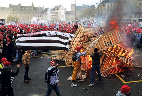 francuska-neredi-suzavac-demonstracije.jpg