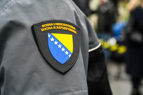 uniforma policajca na kojoj se vidi grb BiH