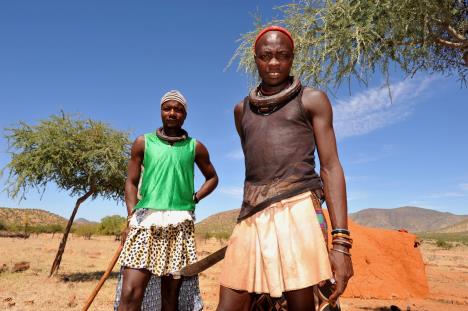 Žena naroda Himba u Namibiji sa tradicionalnim pletenicama i kožom premazanom crvenom pastom otjize