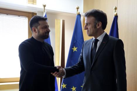 macorn01 EPA Ludovic Marin  Pool.jpg