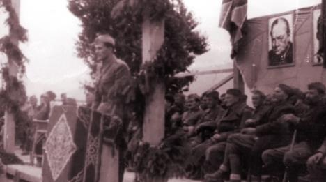 Peko Dapčević na govoru iz Berana 1944. godine ispred Čerčilove slike.jpg