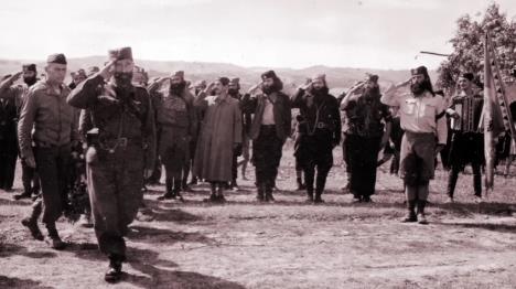 Draža Mihailović u obilasku jedinica, septembar 1944.jpg