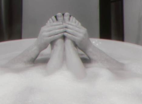 Kija Kockar u kadi s dečkom