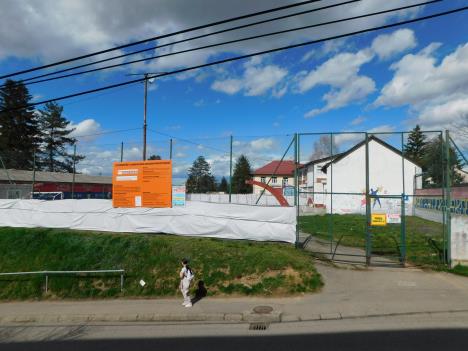 LOZNICA - Gradilište u školskom dvorištu.JPG