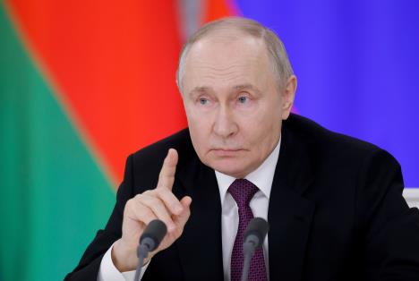 Vladimir Putin sa podignutim kažiprstom