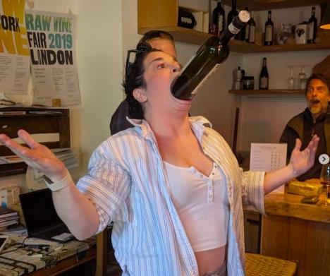 Samanta Ramsdel može da stavi celu flašu u usta