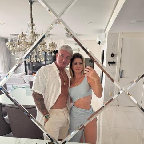 Debora i Anderson Peiksoto prave selfi u ogledalo