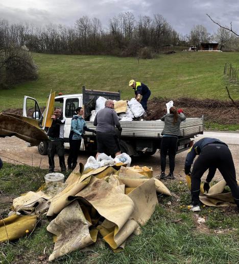 BANJA KOVILJAČA - Puni kamioni smeća Foto LOznički trkači.jpg