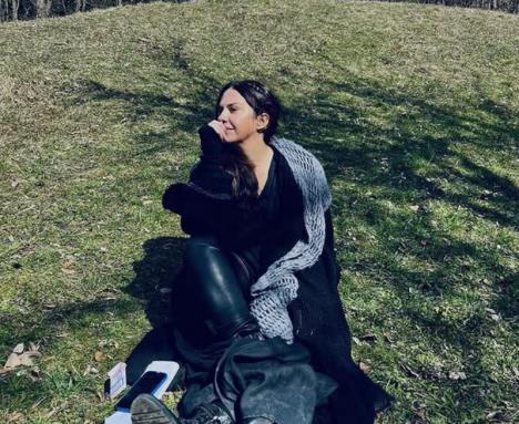 Nataša Ninković sedi na travi