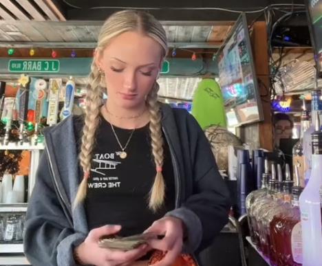 Konobarica Skarlet.jpg