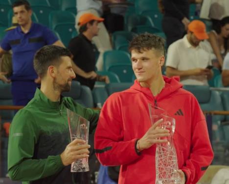 Novak Đoković Jakub Menšik.jpg