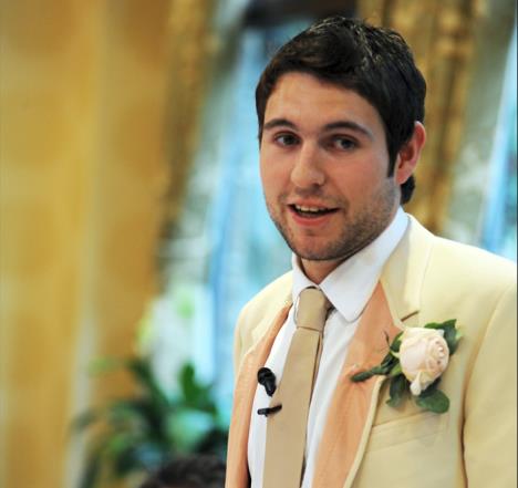 Mladoženja u žutom odelu