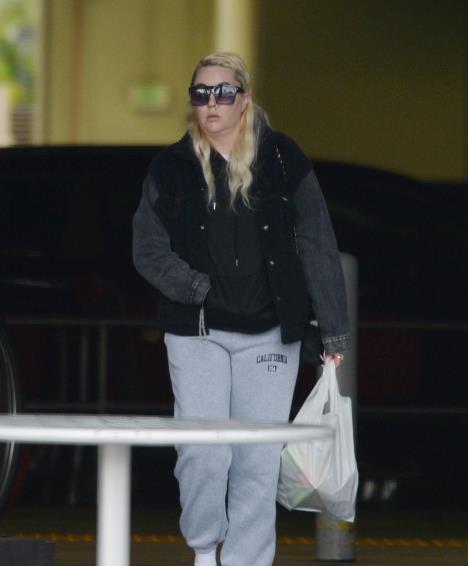 Amanda Bajns na ulici sa kesom