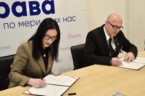 Jelena Žarić Kovačević potpisivanje sa Udruženjem veterana Košara (1).jpg