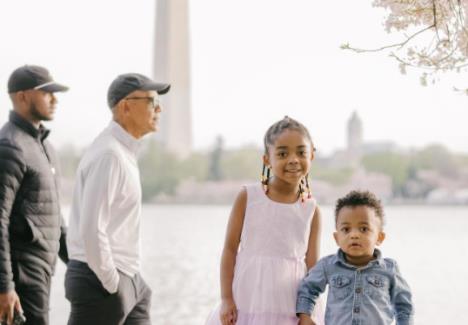 Barak Obama uleteo porodici u fotografiju