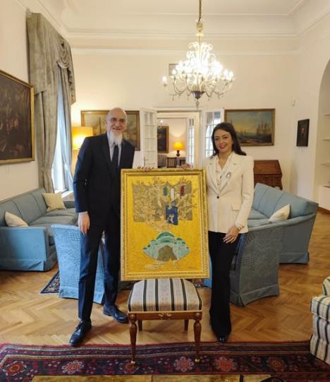 Jelena Borovčanin uručuje umetničko delo Ambasadoru Italije u Beogradu.jpg