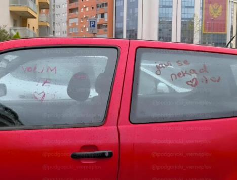 Natpis na kolima u Siti kvartu