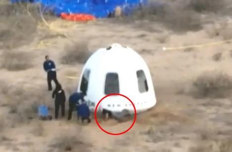 2025-04-15 11_35_26-Jeff Bezos falls as he greets fiancée Lauren Sanchez after Blue Origin space fli.jpg