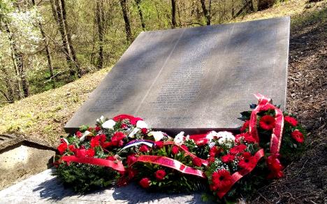 Aprilski rat - spomen ploča sa imenima.jpg