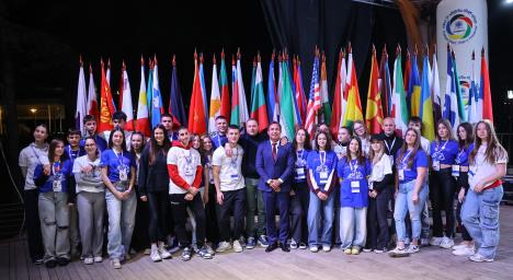 SVECANO ZATVARANJE - VOLONTERI I POTPREDSEDNIK isf ANTONIO HORA - FOTO SAVEZ ZA SKOLSKI SPORT SRBIJE.jpg