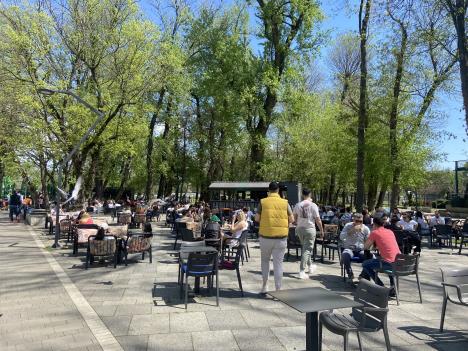 Ljudi napolju uživaju u lepom vremenu