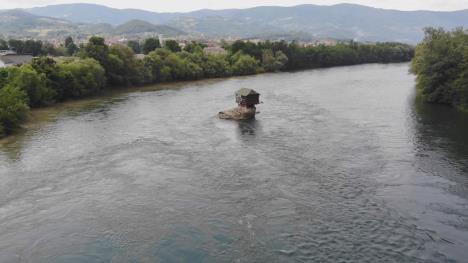174507587817151671261571393039kucica-na-drini-foto-rina.jpg