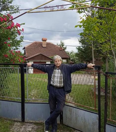 Ljubivoje Ršumović na porodičnom imanju u selu Ljubiš