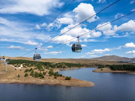 Gold gondola čeka milionitog putnika.jpg