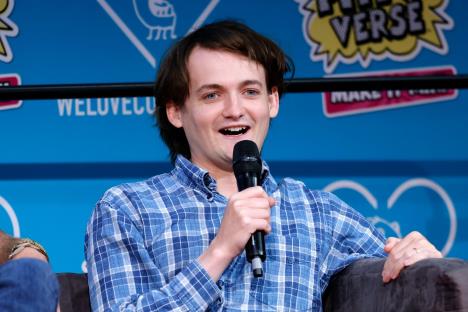 Džek Glison u plavoj kariranoj košulji