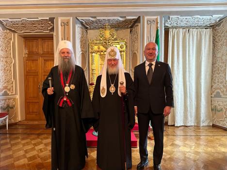 Patrijarh Porfirije, patrijarh Kiril, ministar Popović.jpg