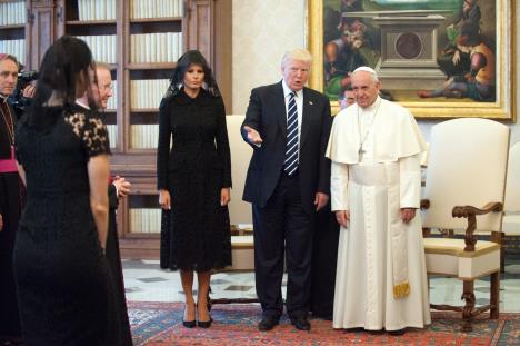 Melanija i Donalt Tramp sa Papom
