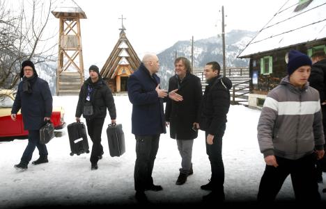 Stribor Kusturica (levo) sa ocem dočekuje goste na Mećavniku foto Aleksandar Jovanović.jpg