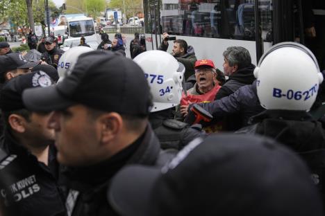 av04 AP Khalil Hamra.jpg