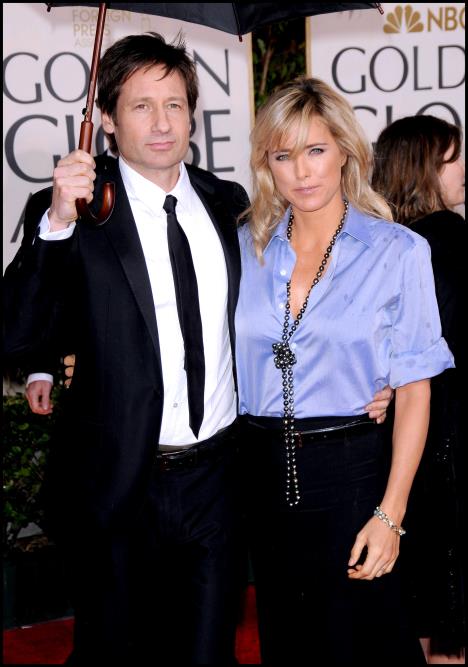 Tea Leoni i Dejvid Duhovni zagrljeni pod kišobranom