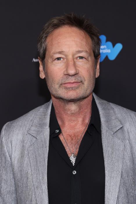 Dejvid Duhovni u sivom sakou i crnoj košulji