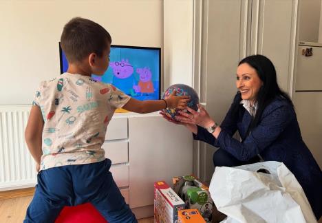 Министарка  Јелена Жарић Ковачевић посетила мохрану мајку петогодишњег детета са аутизмом Миросавку Панић 2.jpg